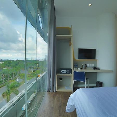 Ozone Hotel Pantai Indah Kapuk Jakarta Exterior photo