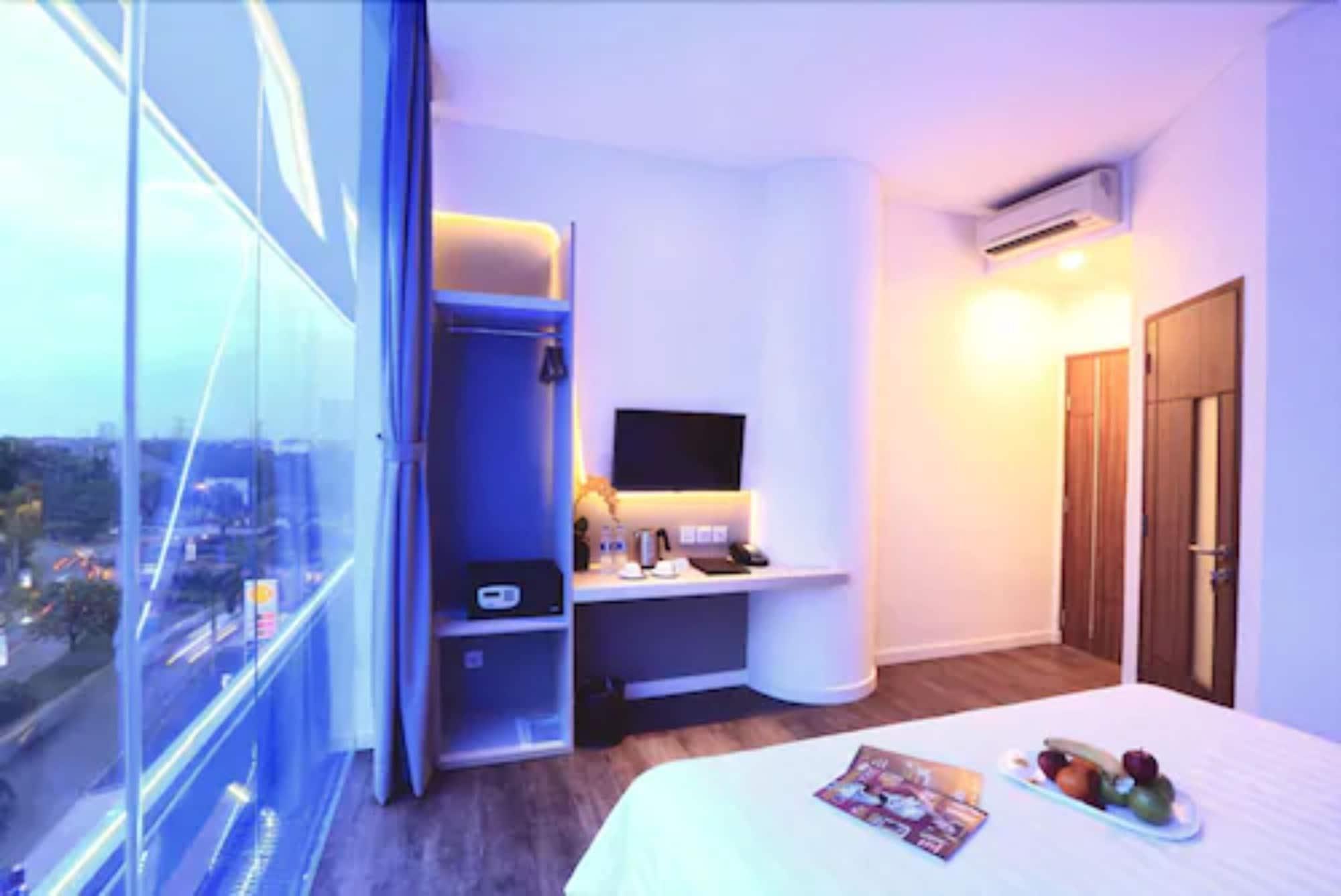 Ozone Hotel Pantai Indah Kapuk Jakarta Exterior photo