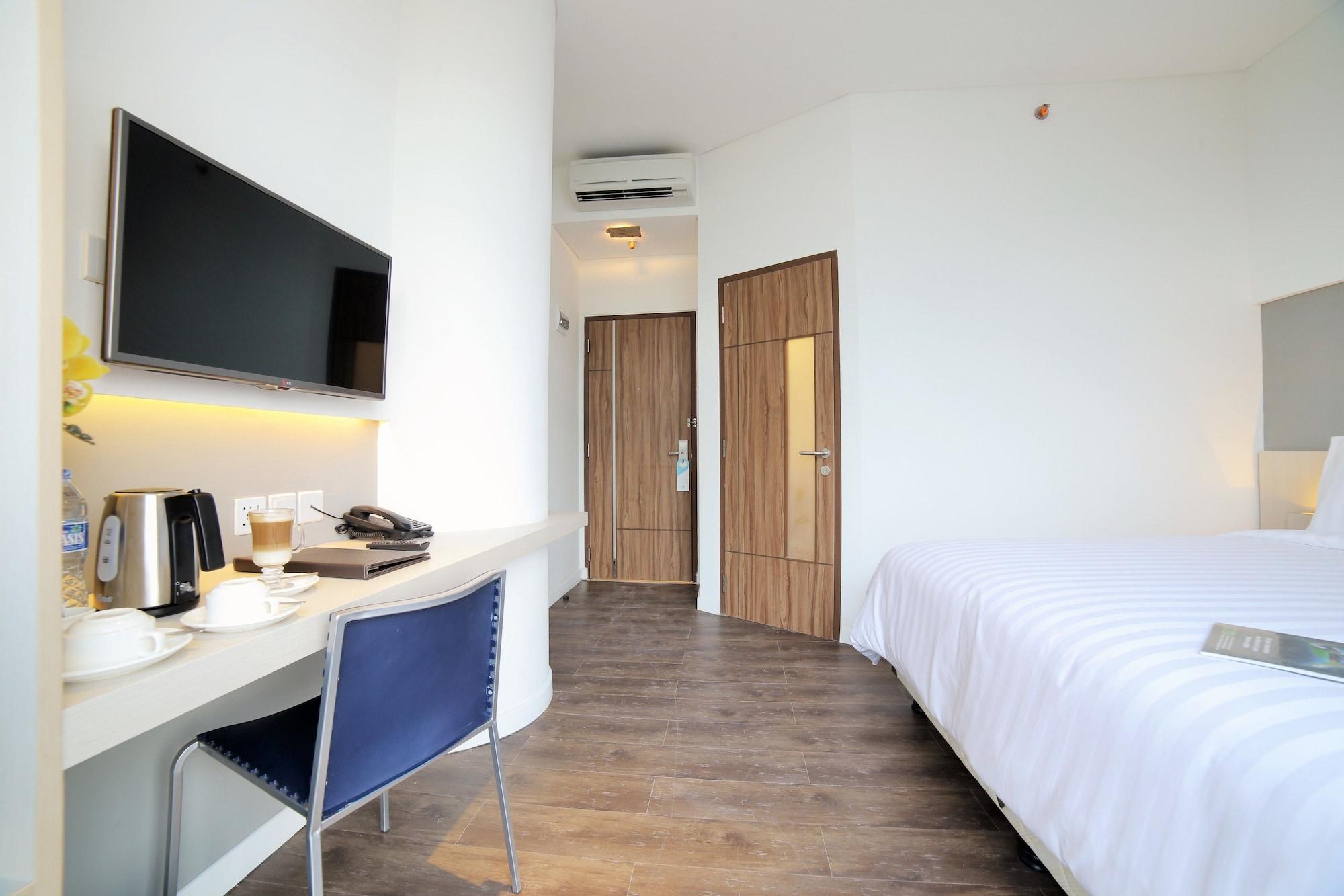 Ozone Hotel Pantai Indah Kapuk Jakarta Exterior photo