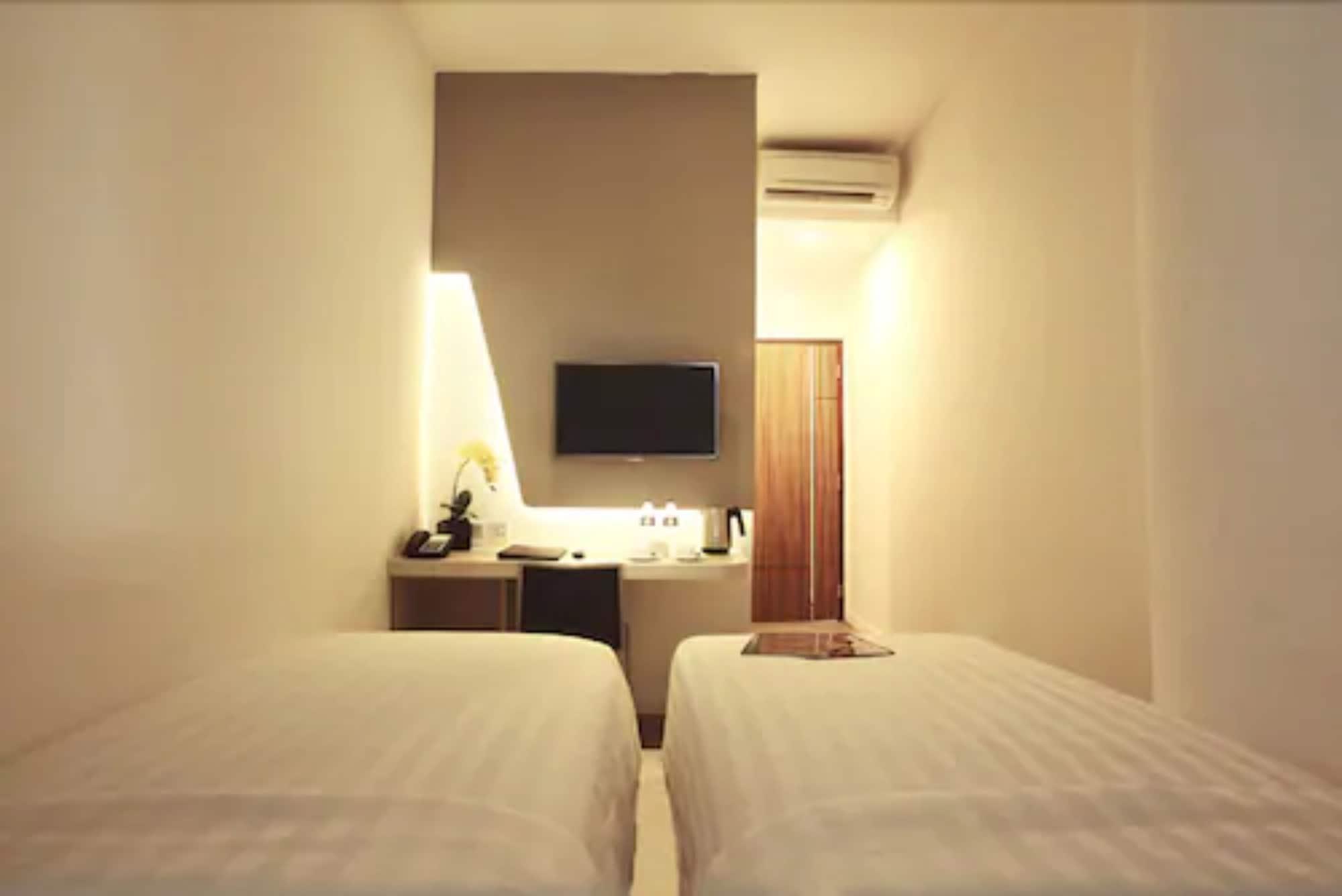 Ozone Hotel Pantai Indah Kapuk Jakarta Exterior photo