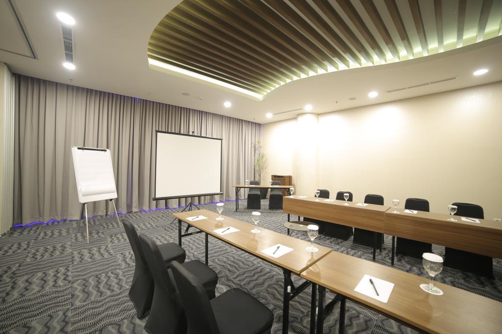 Ozone Hotel Pantai Indah Kapuk Jakarta Exterior photo