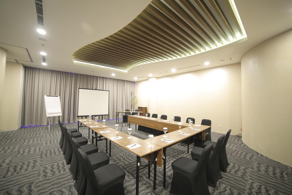 Ozone Hotel Pantai Indah Kapuk Jakarta Exterior photo