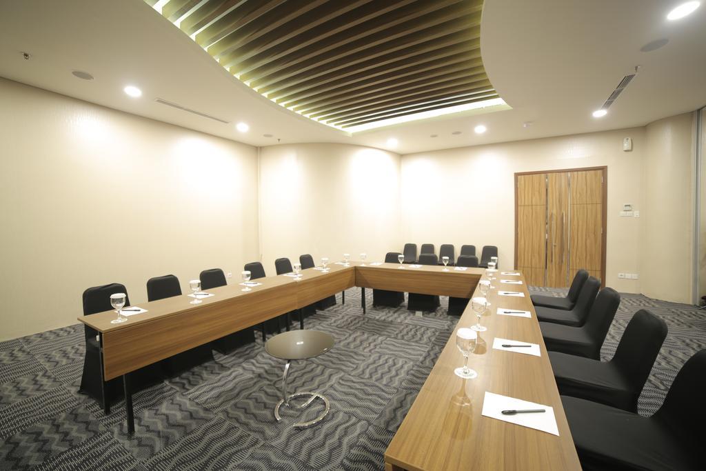 Ozone Hotel Pantai Indah Kapuk Jakarta Exterior photo