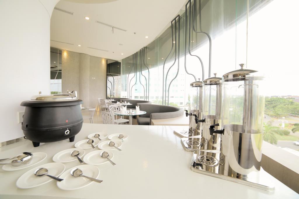 Ozone Hotel Pantai Indah Kapuk Jakarta Exterior photo