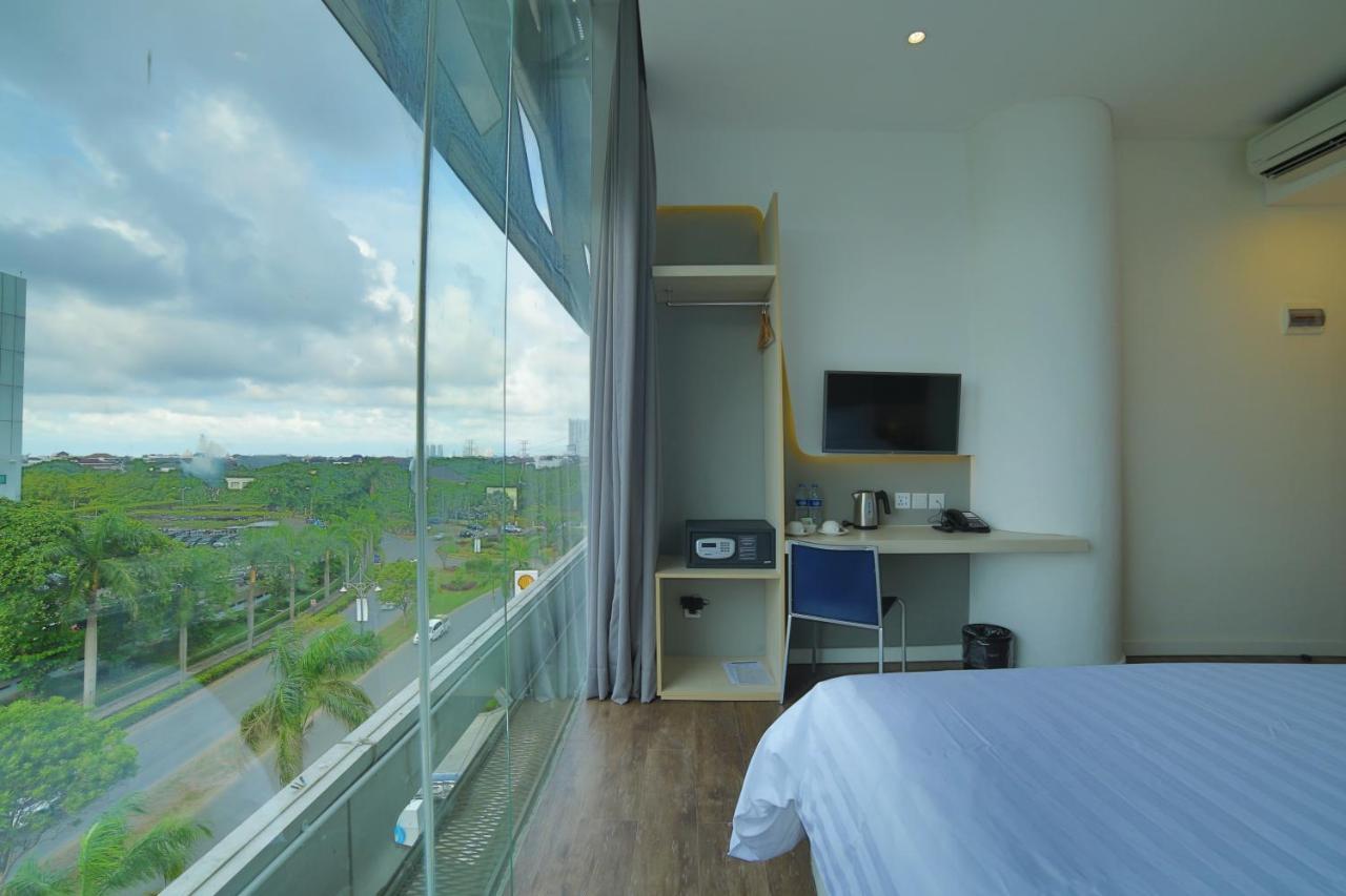 Ozone Hotel Pantai Indah Kapuk Jakarta Exterior photo